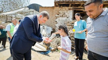 İzmir'deki yangından zarar g&ouml;rm&uuml;şt&uuml;: Başkan Tugay'dan o mahalleye ziyaret!