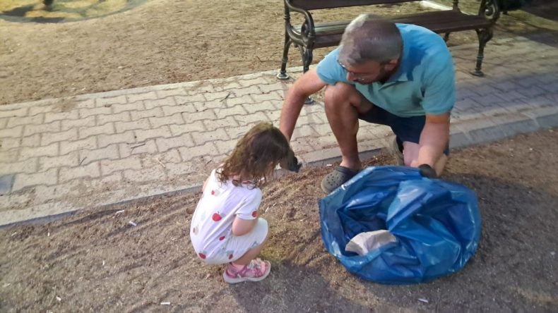 İzmirli Minik Elif'ten Örnek Davranış: Parkta Çöp Topladı
