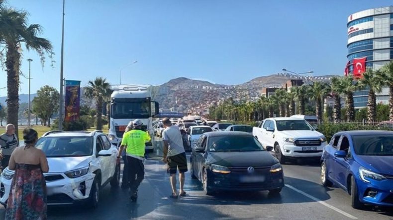 İzmirli Sürücüler Dikkat: Altınyol Caddesi'nde 6 Araçlık Zincirleme Kaza
