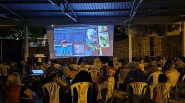 İzmirlilerden yoğun ilgi g&ouml;r&uuml;yor: A&ccedil;ık hava sinemasında g&ouml;sterimler &uuml;cretsiz!