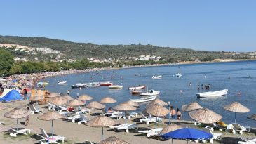 İzmir&rsquo;in en berrak sahillerinden: 2025 sezonunda yaz keyfi Denizk&ouml;y Halk Plajı'nda sizi bekliyor
