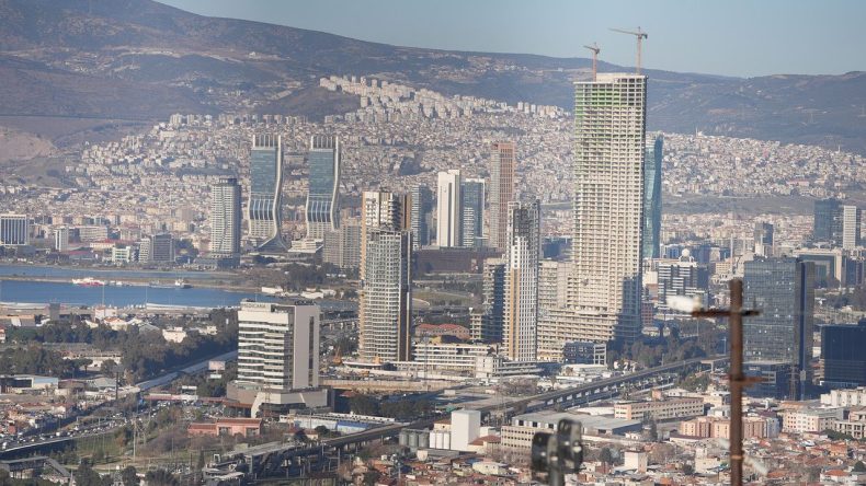 İzmir’in Gökdelen Bölgesinde Önemli Gelişme: Kat Sınırı Belirlendi