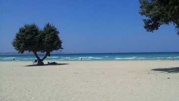 İzmir&rsquo;in sadece 1 saat uzaklıkta: İnce kumu ve doğal havuz gibi deniziyle mavi cennet