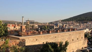 İzmir&rsquo;in Turistik Cennetinde Denize Nazır Osmanlı Mirası: Atmosferi B&uuml;y&uuml;l&uuml;yor