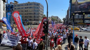 İzmir&rsquo;de İş&ccedil;iler Meydana İndi: Tugay&rsquo;a Tepki!