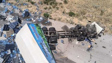 İzmir&rsquo;de facianın eşiğinden d&ouml;n&uuml;ld&uuml;: Tır viyad&uuml;kten d&uuml;şt&uuml;, s&uuml;r&uuml;c&uuml; atlayarak kurtuldu