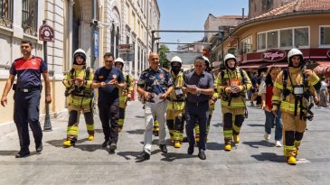 İzmir&rsquo;de İtfaiyecilerin 40 Derece Sıcaklıkta Farkındalık &Ccedil;alışması