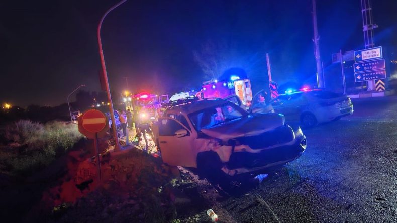 İzmir’de Korkunç Kaza: Kamyonet ve Otomobil Çarpıştı, 2'si Ağır 7 Yaralı