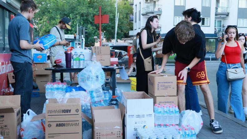 İzmir’de örnek davranış: Yangınların yaraları sarılacak