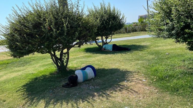 İzmir’de Sıcaklık 40 Dereceyi Aştı: Şehirde Hayat Gölgelere Taşındı