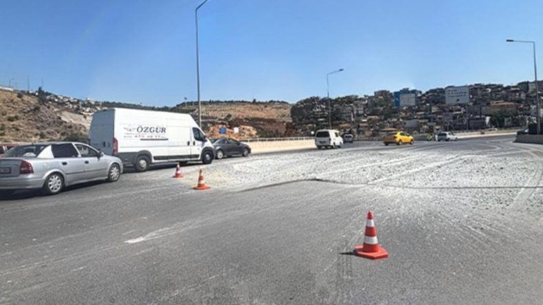 İzmir’de Trafik Kilitlendi: Dökülen Engel Şeritleri Kapattı, Temizlik Çalışmaları Devam Ediyor