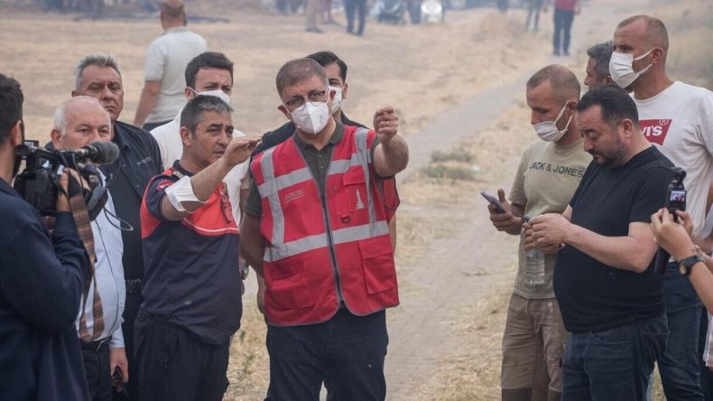 İzmir’de yangın alarmı: Orman cayır cayır yanıyor, kahrolarak izliyoruz