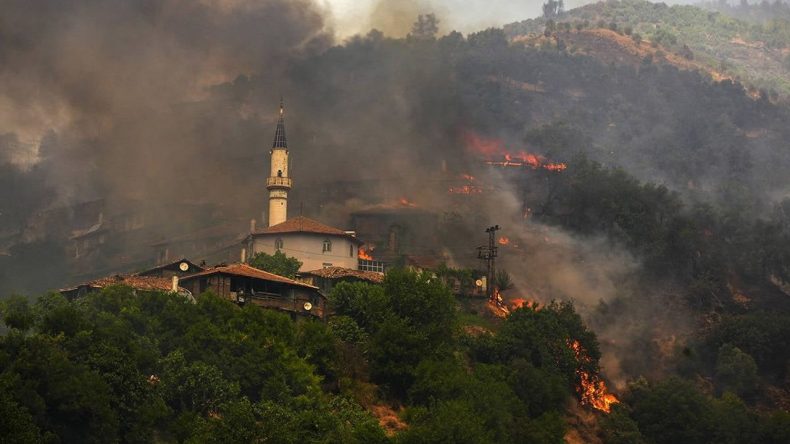İzmir’deki Yangında Acı Bilanço: Yerlikaya Hasar Gören Konut Sayısını Açıkladı