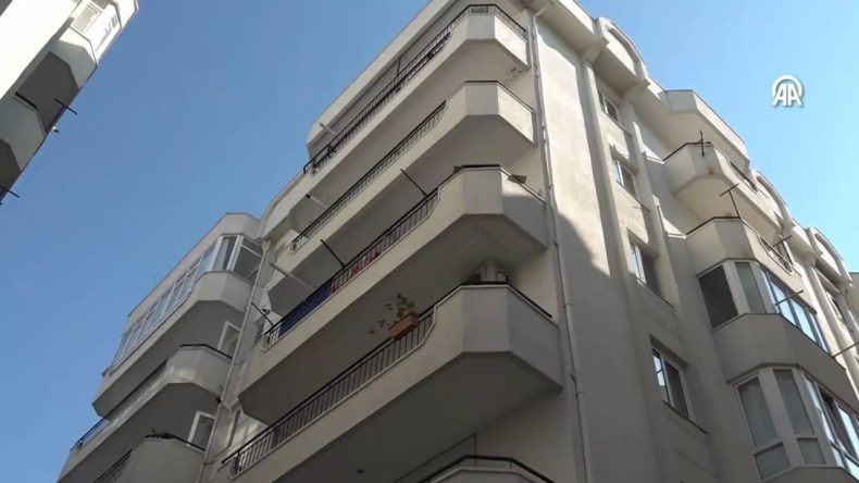 Kadınlar Omuzladı: Streç Filme Sarılı Halde Bulunan Kadın Gözyaşlarıyla Uğurlandı