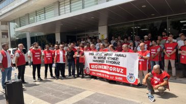 Karşıyaka'da 5 Aydır Maaş Alamayan İş&ccedil;iler İsyan Etti: Artık Yeter