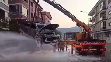 Kemalpaşa&rsquo;da Park Halindeki Elektrikli Ara&ccedil;ta Yangın &Ccedil;ıktı!