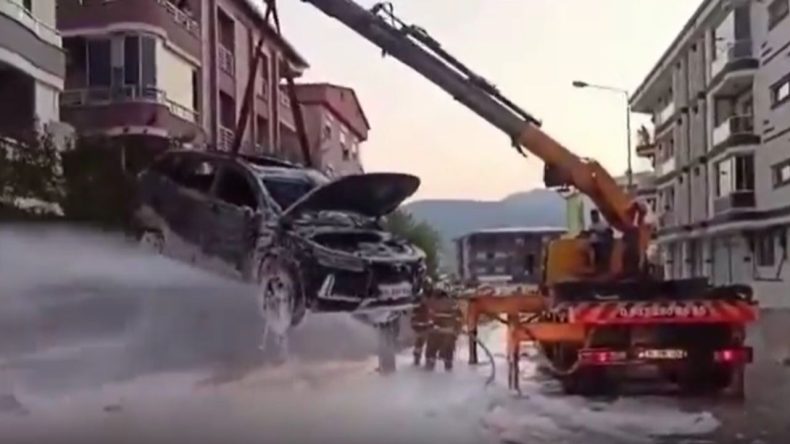 Kemalpaşa’da Park Halindeki Elektrikli Araçta Yangın Çıktı!