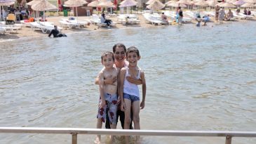 Konak Belediyesi g&ouml;n&uuml;lleri fethetti: &Ccedil;ocuklar Fo&ccedil;a&rsquo;da yazın tadını &ccedil;ıkardı!