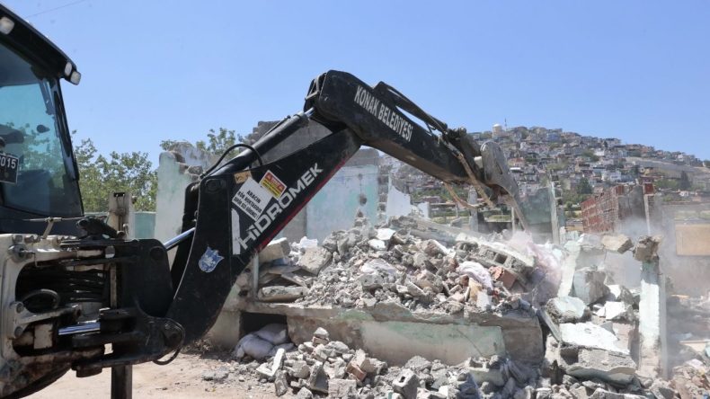 Konak'ta Metruk Yapılara Geçit Yok