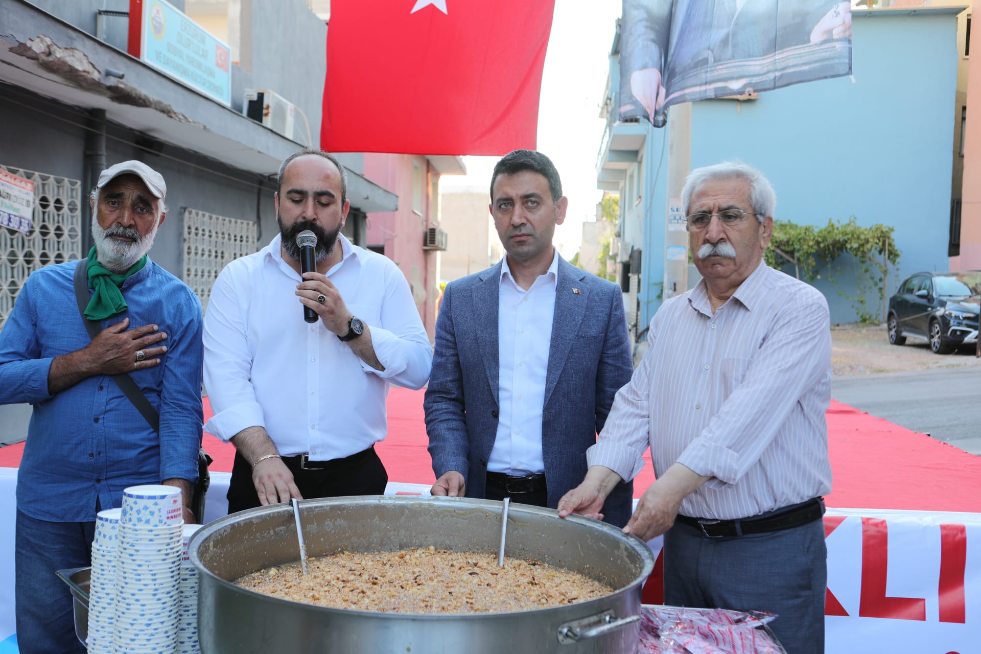 Aşure Dağıtımı