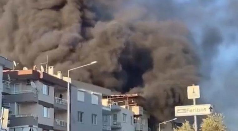 Narlıdere'de Yangın Korkusu: Lastikçide Başlayıp Büyüyerek Binaları Sardı