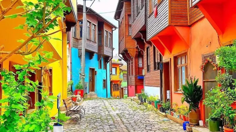 Ne Birgi ne de Şirince: 4 bin yıllık geçmişi var, rengarenk evleri ve taş sokakları ile adeta görsel şölen sunuyor