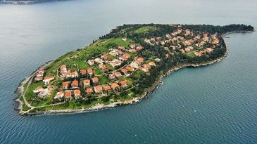 Ne &Ccedil;anakkale ne de İzmir: T&uuml;rkiye'de yerleşimi olan tek g&ouml;l adası, sadece 30 ev var