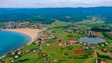Ne &Ccedil;eşme Ne de Karaburun: Bu K&ouml;yde Sadece 696 Kişi Yaşıyor, Hem G&ouml;l Hem Deniz Hem de Kayalıkları ile &Uuml;nl&uuml;