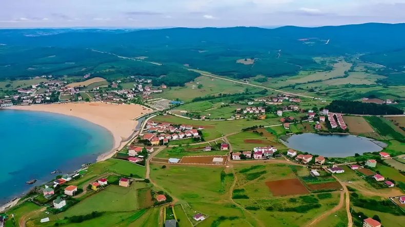 Ne Çeşme Ne de Karaburun: Bu Köyde Sadece 696 Kişi Yaşıyor, Hem Göl Hem Deniz Hem de Kayalıkları ile Ünlü