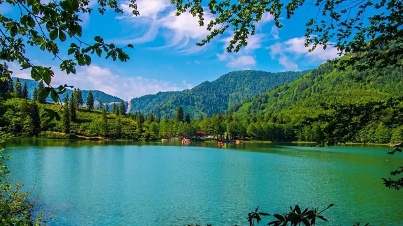 Ne Karşıyaka Ne de Seferihisar: Heyelanla Oluşan Bir Göl, Harika Manzarası ile İsviçre'ye Benzetiliyor