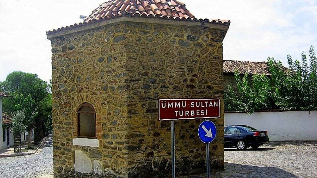 Hatuniye Türbesi Girişi