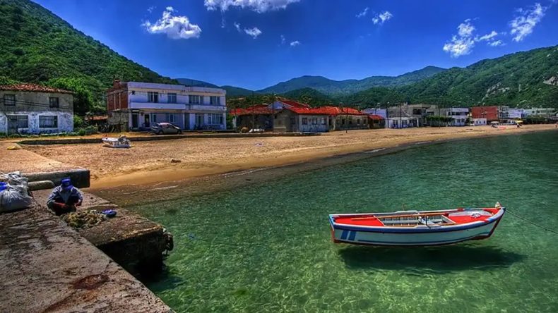 Ormanlı Köyü: İzmir ve Çanakkale'nin Ötesinde, Şelalesi ve Berrak Denizi ile Göz Dolduruyor