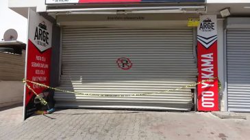 Oto Yıkama D&uuml;kkanında Gizemli Olay: 4 Gen&ccedil; ve 1 K&ouml;pek &Ouml;l&uuml; Bulundu