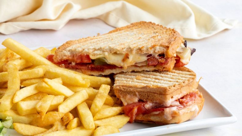 Ödemiş'ten Çıktı, İzmir'de Herkesin Tanıdığı Tost: Eşsiz Bir Lezzet!