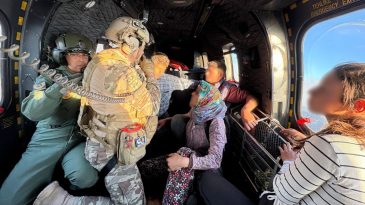 &Ouml;demiş&rsquo;teki Yangında Mahsur Kalan Aile Helikopterle Kurtarıldı