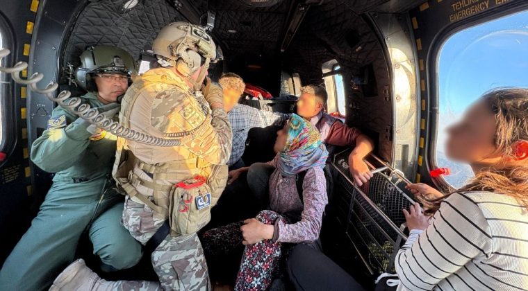 Ödemiş’teki Yangında Mahsur Kalan Aile Helikopterle Kurtarıldı