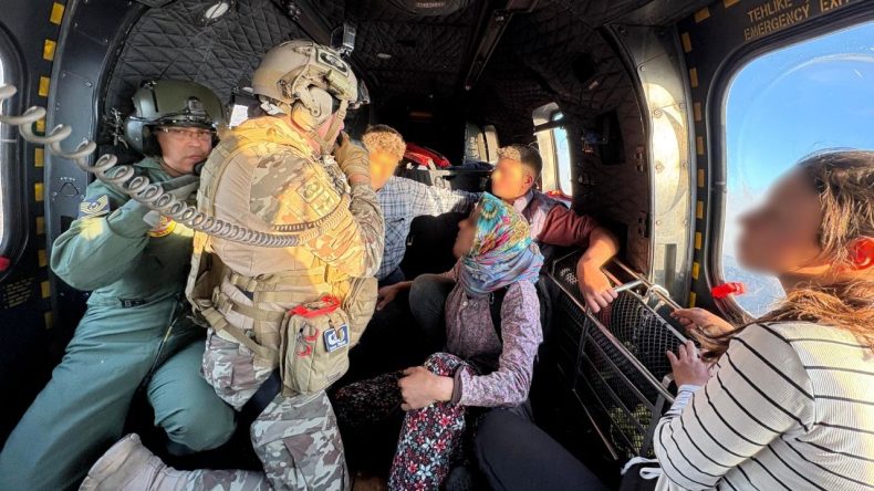 Ödemiş’teki Yangında Mahsur Kalan Aile Helikopterle Kurtarıldı