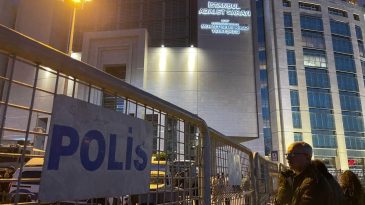 &Ouml;zg&uuml;r &Ouml;zel&rsquo;e Destek Paylaşımı G&ouml;zaltı Getirdi: 4 Kişiye S&uuml;resiz Ev Hapsi