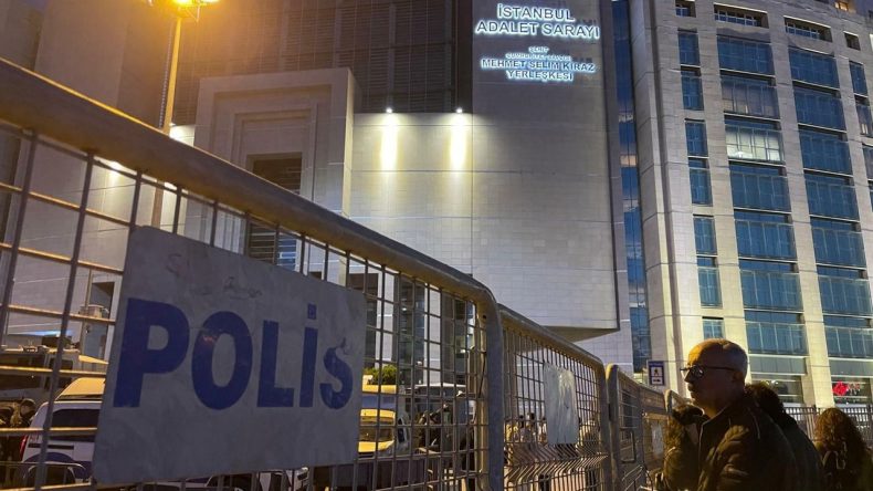 Özgür Özel’e Destek Paylaşımı Gözaltı Getirdi: 4 Kişiye Süresiz Ev Hapsi
