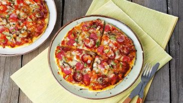 Pizzaya fazla para harcamaya son: Hamur yoğurmadan, bayat ekmekle harika pizza tarifi