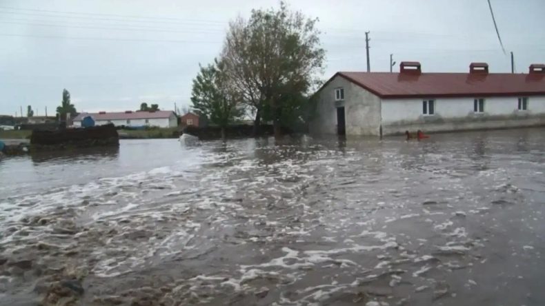 Sağanak sele dönüştü: Evler sular altında kaldı!