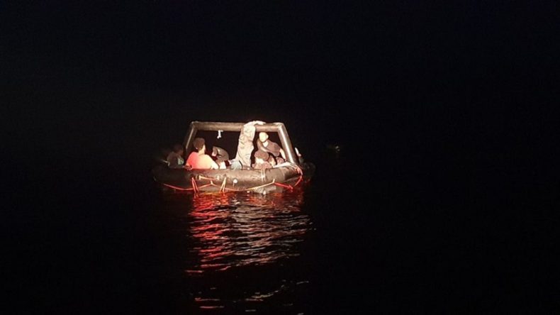 Sahil Güvenlik Foça’da faciayı önledi: 21 göçmen son anda kurtarıldı