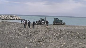 Sahilde Trajik Olay: G&uuml;neşlenirken &Uuml;zerine İş Makinesi D&uuml;şt&uuml;