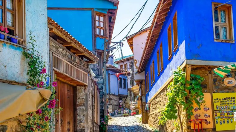 Şirince ve Birgi'ye Rakip: Rengarenk Evleriyle Tablo Gibi Bir Köy