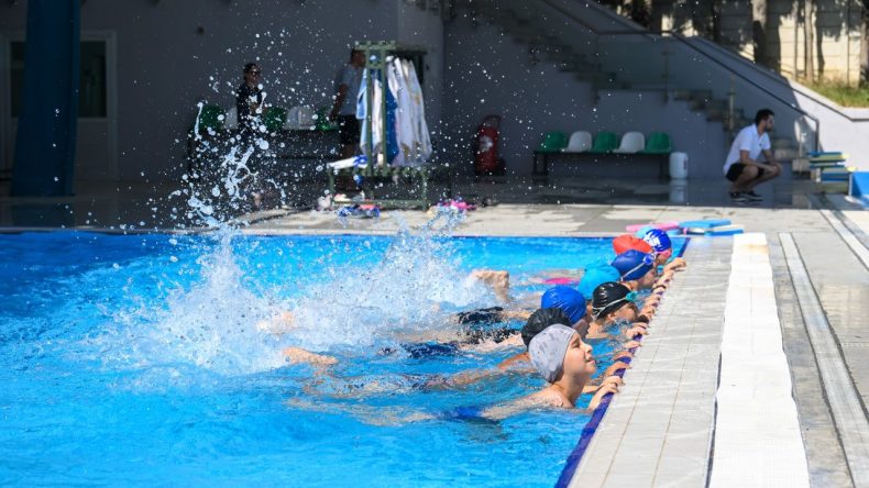Sporun Yaşı Yok: Bornova'da 7'den 70'e Yüzme Heyecanı