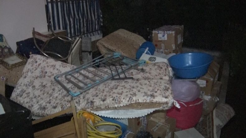 Tahliye Taahhütnamesiyle Evinden Atıldı, Eşyaları İçin Nöbet Tuttu