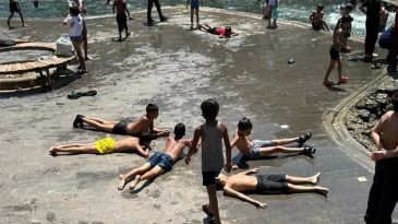 Termometre 47 Dereceyi G&ouml;sterdi: &Ccedil;ocuklar S&uuml;s Havuzuna Koştu