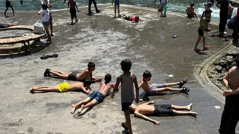 Termometre 47 Dereceyi Gösterdi: Çocuklar Süs Havuzuna Koştu