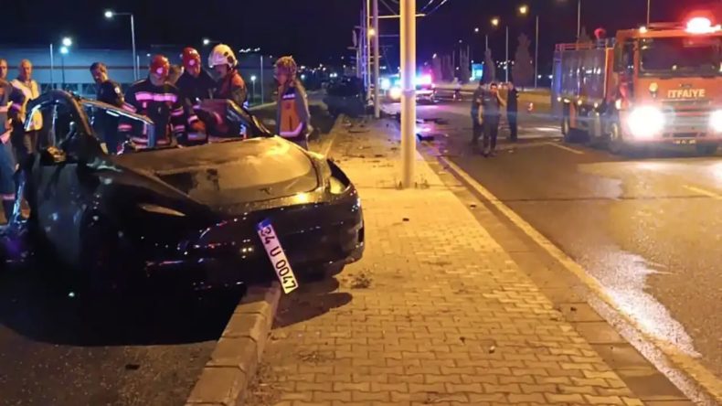 Tesla otomobil alev aldı: 2 hemşire hayatını kaybetti