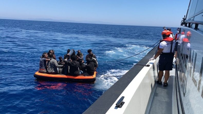 Türk Kara Sularına İtirilen 24 Göçmen İzmir Açıklarında Kurtarıldı